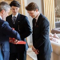 Federico de Dinamarca entrega la Gran Cruz de la Orden de Dannebrog a Nikolai y Felix de Dinamarca