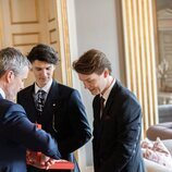 Federico de Dinamarca entrega la Gran Cruz de la Orden de Dannebrog a Nikolai y Felix de Dinamarca