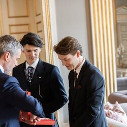 Federico de Dinamarca entrega la Gran Cruz de la Orden de Dannebrog a Nikolai y Felix de Dinamarca