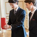 Nikolai y Felix de Dinamarca con la Gran Cruz de la Orden de Dannebrog que les entregó Federico de Dinamarca