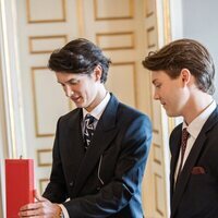 Nikolai y Felix de Dinamarca con la Gran Cruz de la Orden de Dannebrog que les entregó Federico de Dinamarca