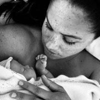 Meghan Markle con su hija Lilibet Diana recién nacida