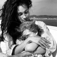 Meghan Markle abrazando a su hija Lilibet Diana