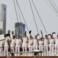 La Princesa Leonor y sus compañeros guardiamarinas saludando con la gorra a su llegada a Nueva York en el Juan Sebastián de Elcano