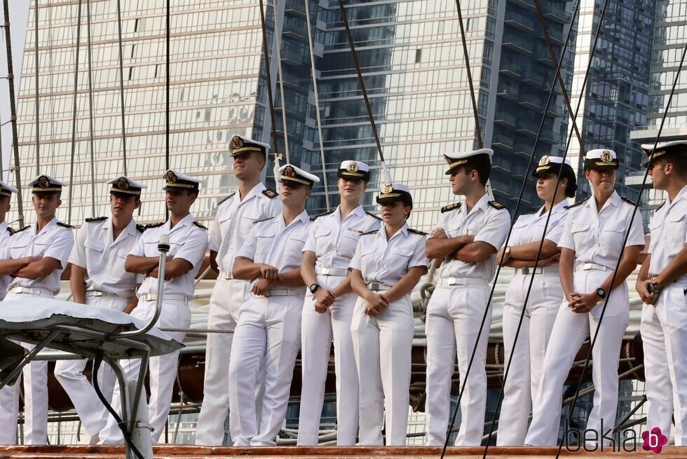 La Princesa Leonor a su llegada a Nueva York con sus compañeros guardiamarinas en el Juan Sebastián de Elcano