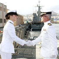 La Princesa Leonor saludando al comandante de la fragata Blas de Lezo tras embarcar
