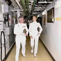 La Princesa Leonor recorriendo las instalaciones de la fragata Blas de Lezo tras su embarque