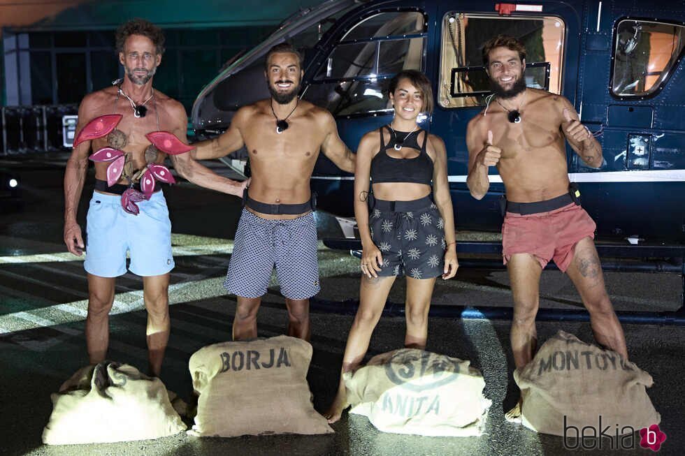 Los cuatro finalistas de 'Supervivientes 2025' a los pies del helicóptero