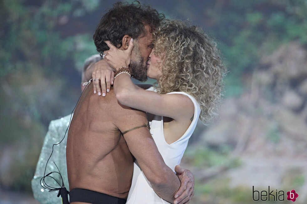 Álvaro Escassi y Sheila Casas se besan en la final de 'Supervivientes 2025'