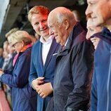Harald de Noruega y Sverre Magnus de Noruega en un partido de fútbol entre Noruega e Italia