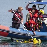 Ingrid Alexandra y Sverre Magnus de Noruega en una lancha de rescate en un acto con la Cruz Roja