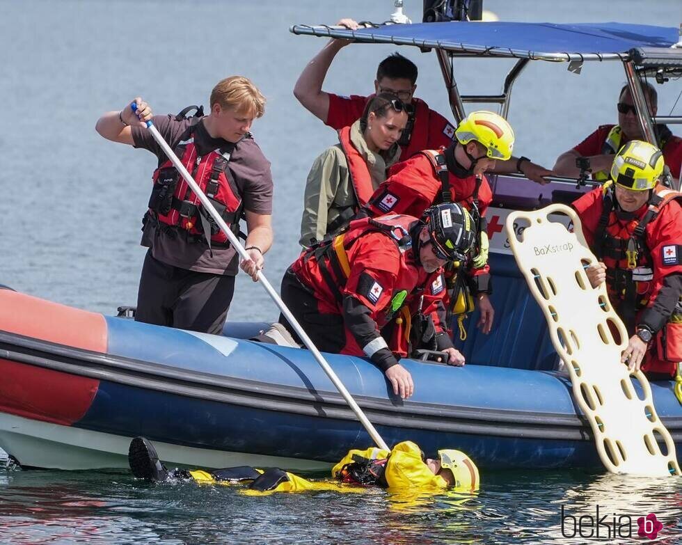 Ingrid Alexandra y Sverre Magnus de Noruega en una lancha de rescate en un acto con la Cruz Roja