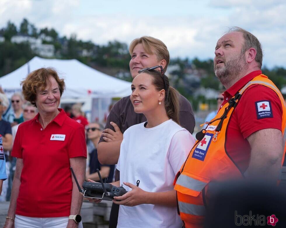 Ingrid Alexandra y Sverre Magnus de Noruega en un acto con la Cruz Roja