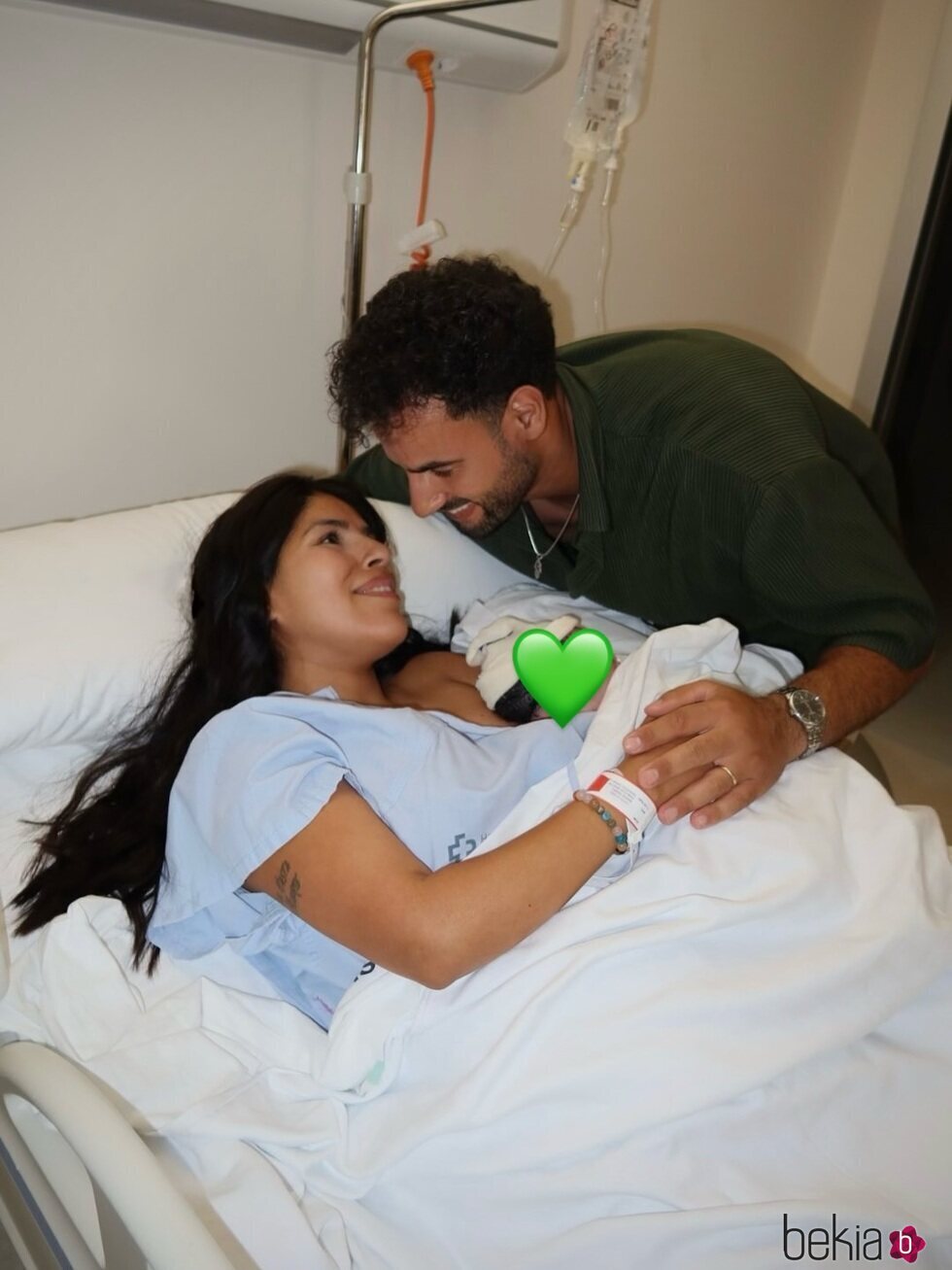 Isa Pantoja y Asraf Beno comparten una foto del nacimiento de su hijo Cairo