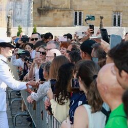 La Princesa Leonor saludando a la gente tras recibir la Medalla de Oro de Galicia