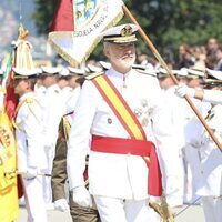 El Rey Felipe VI pasando revista en el acto en el que la Princesa Leonor recibió la Gran Cruz del Mérito Naval en Marín