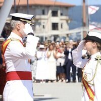 El Rey Felipe VI y la Princesa Leonor realizando el saludo militar en el acto en el que la Princesa Leonor recibió la Gran Cruz del Mérito Naval