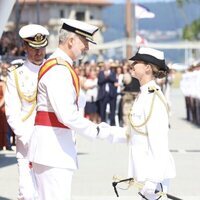 El Rey Felipe VI y la Princesa Leonor se dan la mano en el acto en el que la Princesa Leonor recibió la Gran Cruz del Mérito Naval