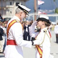 El Rey Felipe VI colocando a la Princesa Leonor la Gran Cruz del Mérito Naval en Marín