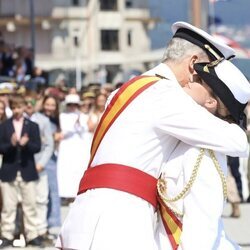 El Rey Felipe VI y la Princesa Leonor se dan un abrazo en el acto en el que la Princesa Leonor recibió la Gran Cruz del Mérito Naval