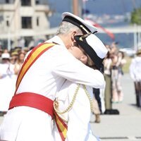 El Rey Felipe VI y la Princesa Leonor se dan un abrazo en el acto en el que la Princesa Leonor recibió la Gran Cruz del Mérito Naval