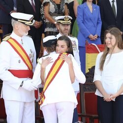 La Reina Letizia y la Princesa Leonor se abrazan en presencia del Rey Felipe VI y la Infanta Sofía en Marín
