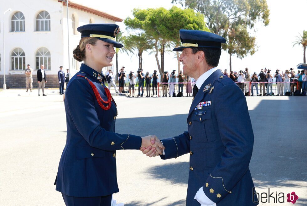 La Princesa Leonor saludando a su llegada a la Academia General del Aire y del Espacio