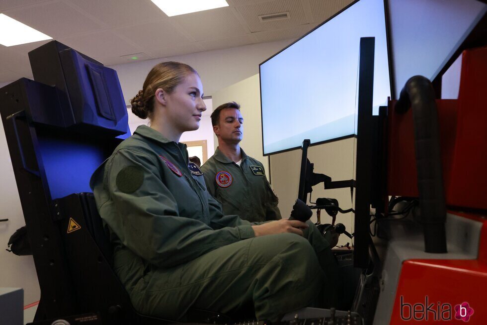La Princesa Leonor en un simulador de la Academia General del Aire y del Espacio