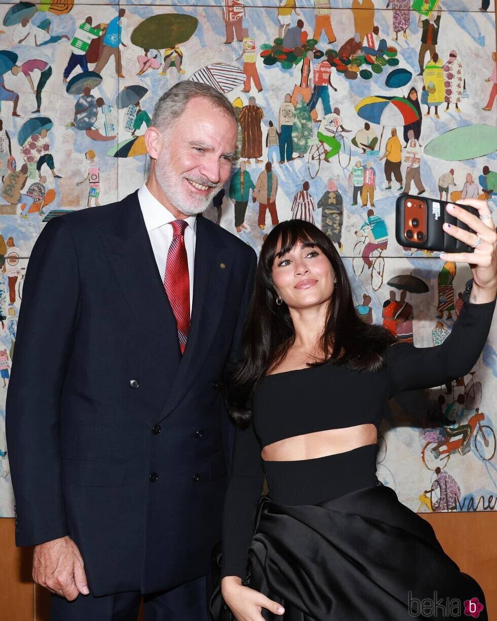 El Rey Felipe VI y Aitana posan para un selfie