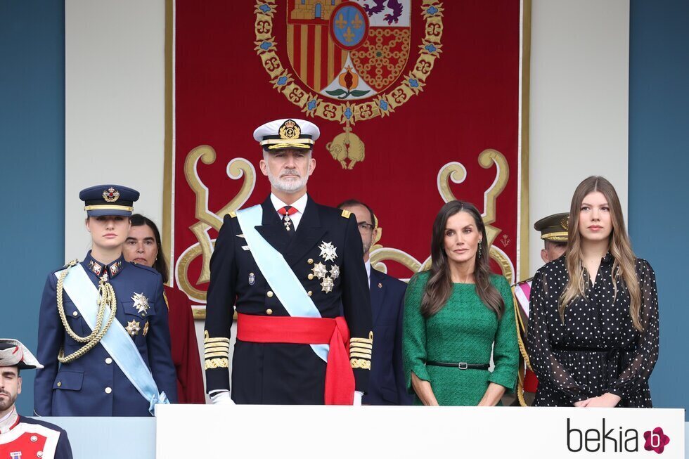 Los Reyes Felipe y Letizia, la Princesa Leonor y la Infanta Sofía presiden el desfile por el Día de la Hispanidad 2025