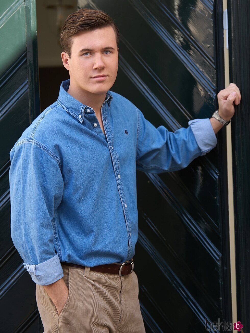 El Príncipe Christian de Dinamarca en su posado oficial por su 20 cumpleaños