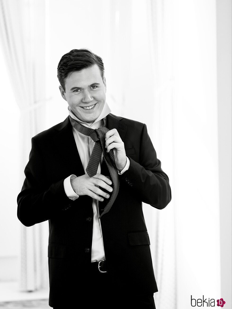 Christian de Dinamarca sonríe pícaro en una de sus fotos oficiales por su 20 cumpleaños