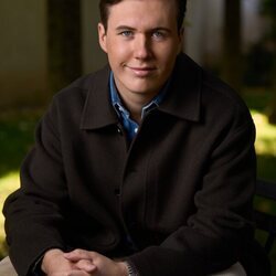 El Príncipe Christian de Dinamarca mira a cámara en su posado por su 20 cumpleaños