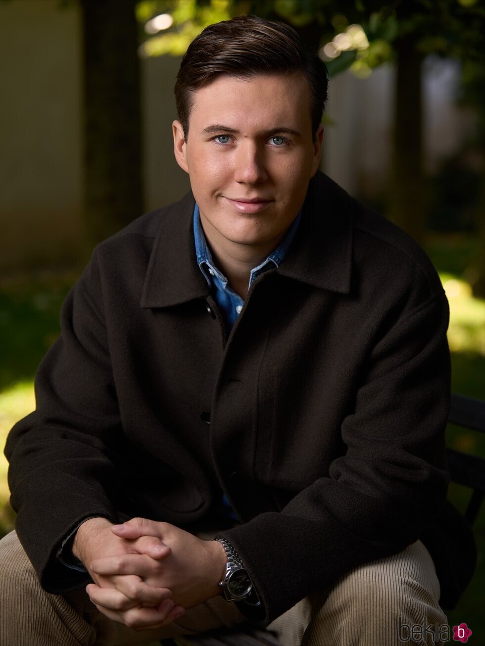 El Príncipe Christian de Dinamarca mira a cámara en su posado por su 20 cumpleaños