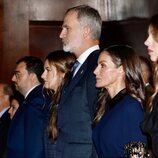 Los Reyes Felipe y Letizia, Leonor y Sofía en un primer plano durante el Concierto Premios Princesa de Asturias 2025