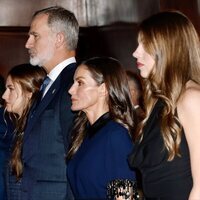 Los Reyes Felipe y Letizia, Leonor y Sofía en un primer plano durante el Concierto Premios Princesa de Asturias 2025