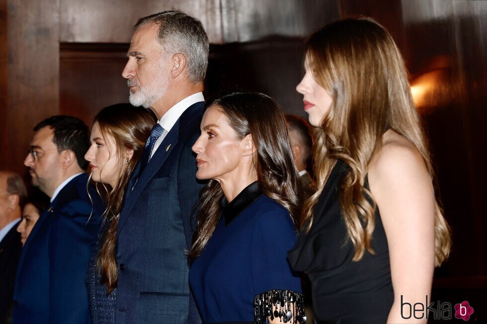 Los Reyes Felipe y Letizia, Leonor y Sofía en un primer plano durante el Concierto Premios Princesa de Asturias 2025