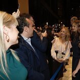 La Princesa Leonor y la Infanta Sofía se hacen fotos con la gente antes del Concierto Premios Princesa de Asturias 2025