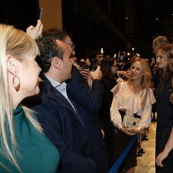 La Princesa Leonor y la Infanta Sofía se hacen fotos con la gente antes del Concierto Premios Princesa de Asturias 2025