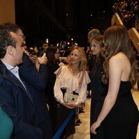 La Princesa Leonor y la Infanta Sofía se hacen fotos con la gente antes del Concierto Premios Princesa de Asturias 2025