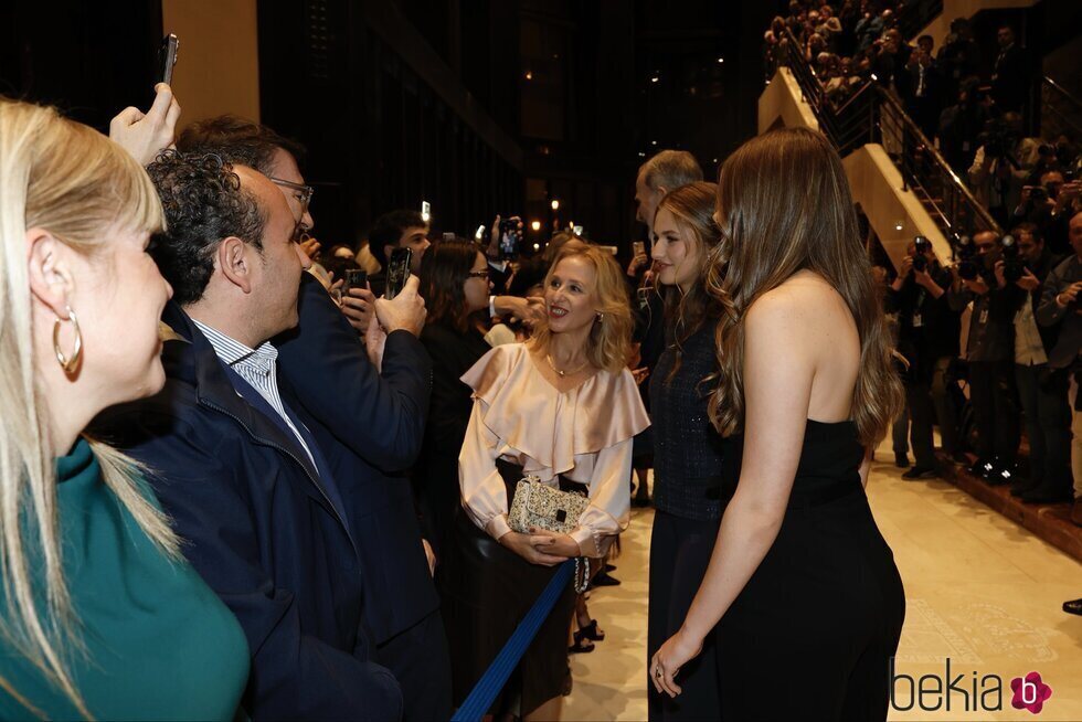 La Princesa Leonor y la Infanta Sofía se hacen fotos con la gente antes del Concierto Premios Princesa de Asturias 2025