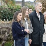 Los Reyes Felipe y Letizia, la Princesa Leonor y la Reina Letizia en su visita al Pueblo Ejemplar 2025