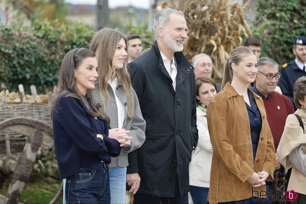 Los Reyes Felipe y Letizia, la Princesa Leonor y la Reina Letizia en su visita al Pueblo Ejemplar 2025