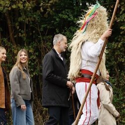 La Princesa Leonor y la Infanta Sofía sonrientes en su visita al Pueblo Ejemplar 2025