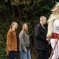 La Princesa Leonor y la Infanta Sofía sonrientes en su visita al Pueblo Ejemplar 2025