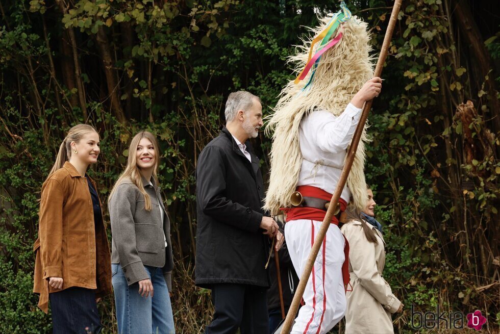 La Princesa Leonor y la Infanta Sofía sonrientes en su visita al Pueblo Ejemplar 2025