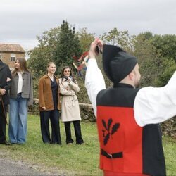 Los Reyes Felipe y Letizia, la Princesa Leonor y la Infanta Sofía viendo las tradiciones del Pueblo Ejemplar 2025