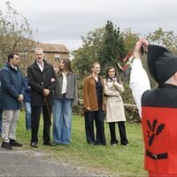 Los Reyes Felipe y Letizia, la Princesa Leonor y la Infanta Sofía viendo las tradiciones del Pueblo Ejemplar 2025