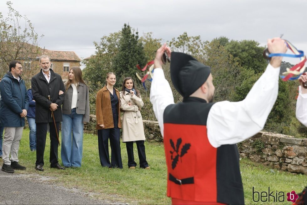 Los Reyes Felipe y Letizia, la Princesa Leonor y la Infanta Sofía viendo las tradiciones del Pueblo Ejemplar 2025