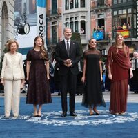 Los Reyes Felipe y Letizia, la Reina Sofía, la Princesa Leonor y la Infanta Sofía en los Premios Princesa de Asturias 2025